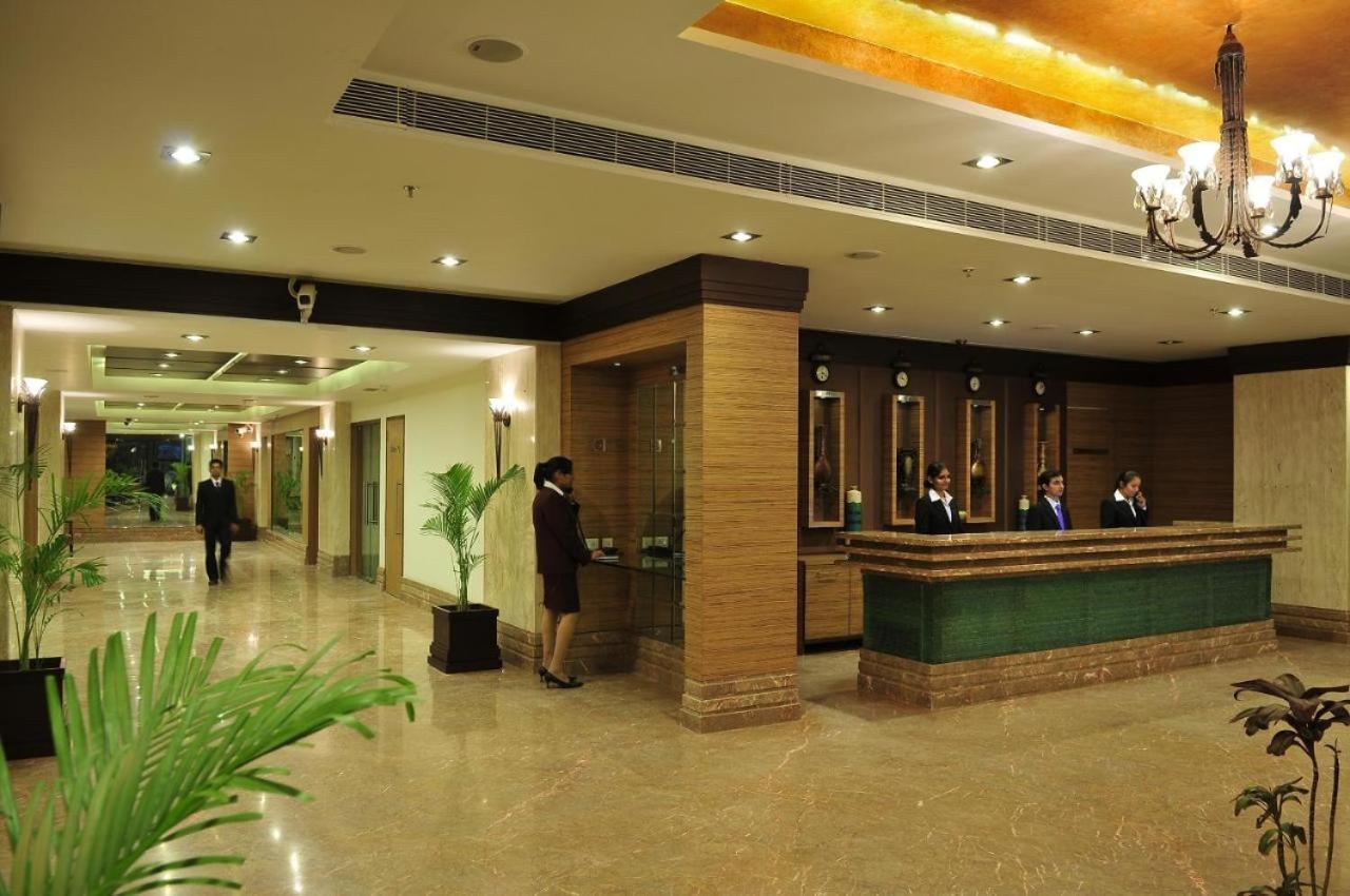 The Sky Imperial, Thaltej Hotel Ahmedabad Buitenkant foto