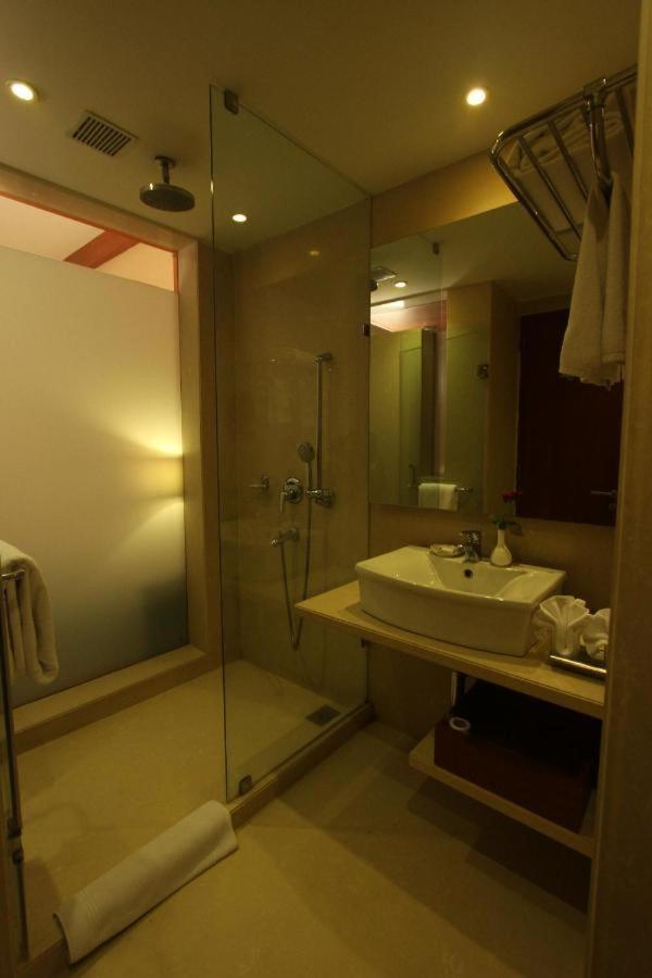 The Sky Imperial, Thaltej Hotel Ahmedabad Buitenkant foto