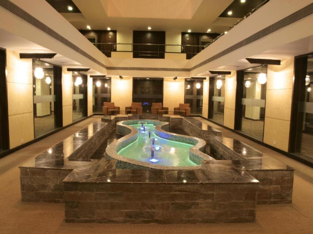 The Sky Imperial, Thaltej Hotel Ahmedabad Buitenkant foto