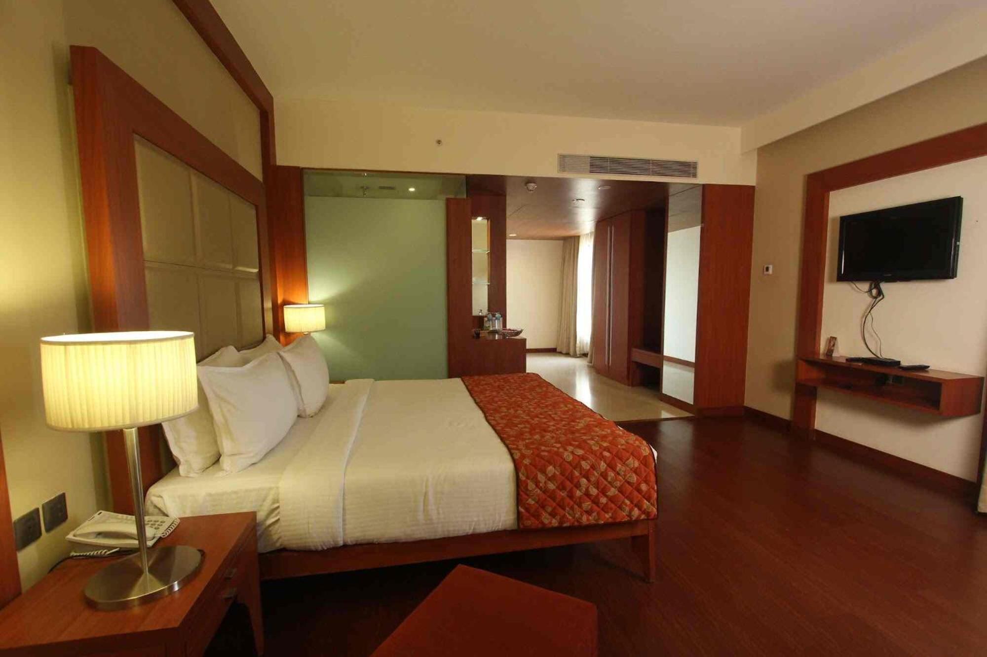 The Sky Imperial, Thaltej Hotel Ahmedabad Buitenkant foto