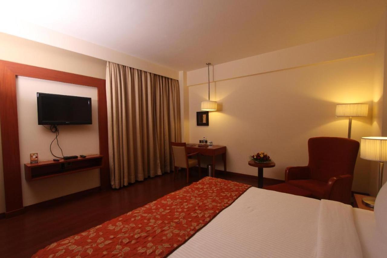 The Sky Imperial, Thaltej Hotel Ahmedabad Buitenkant foto