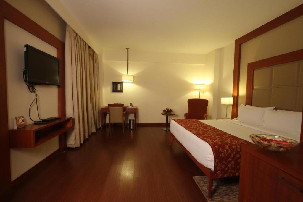 The Sky Imperial, Thaltej Hotel Ahmedabad Buitenkant foto