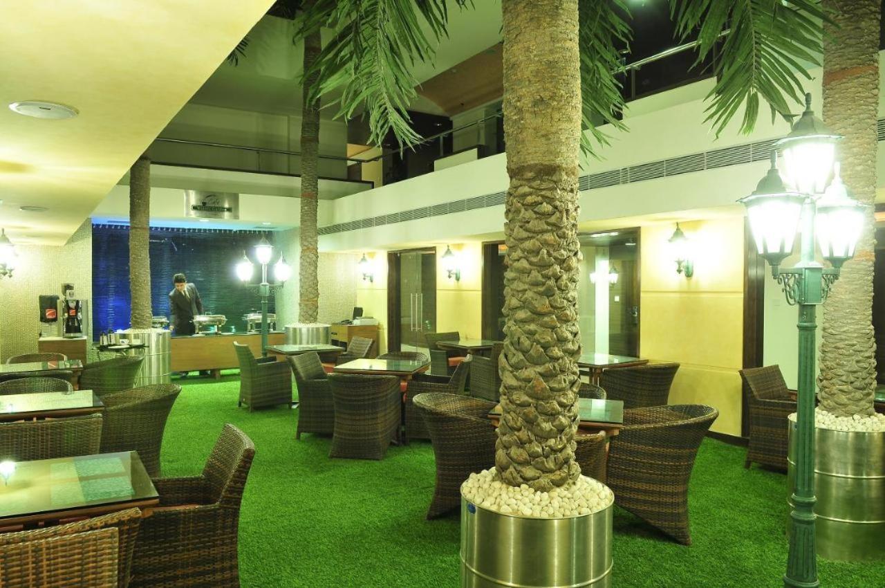 The Sky Imperial, Thaltej Hotel Ahmedabad Buitenkant foto