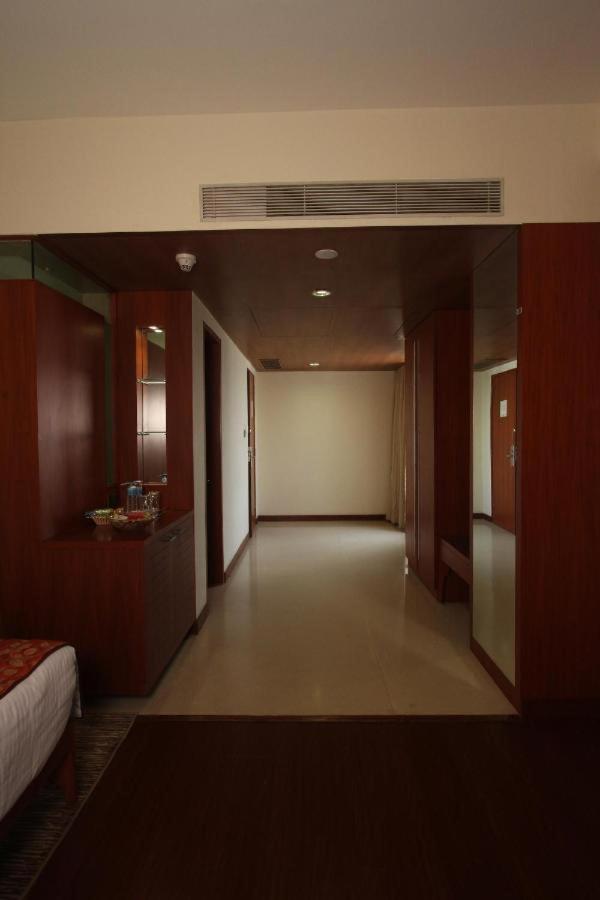 The Sky Imperial, Thaltej Hotel Ahmedabad Buitenkant foto