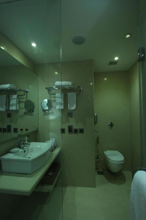 The Sky Imperial, Thaltej Hotel Ahmedabad Buitenkant foto