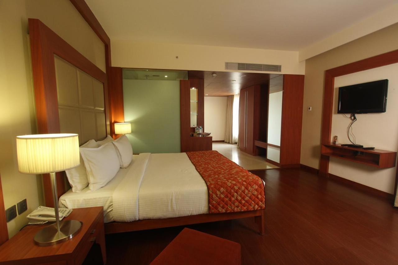 The Sky Imperial, Thaltej Hotel Ahmedabad Buitenkant foto