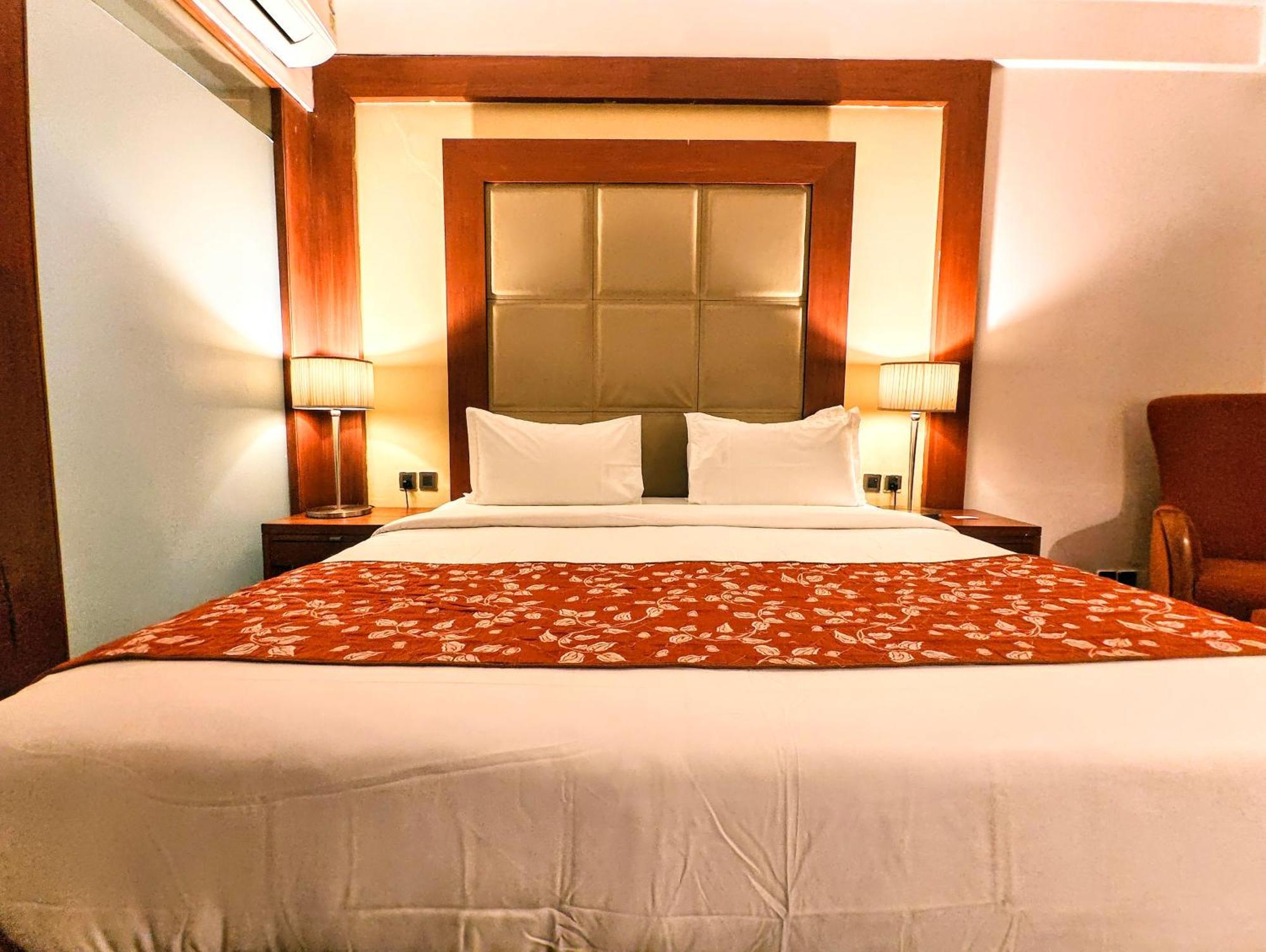 The Sky Imperial, Thaltej Hotel Ahmedabad Buitenkant foto